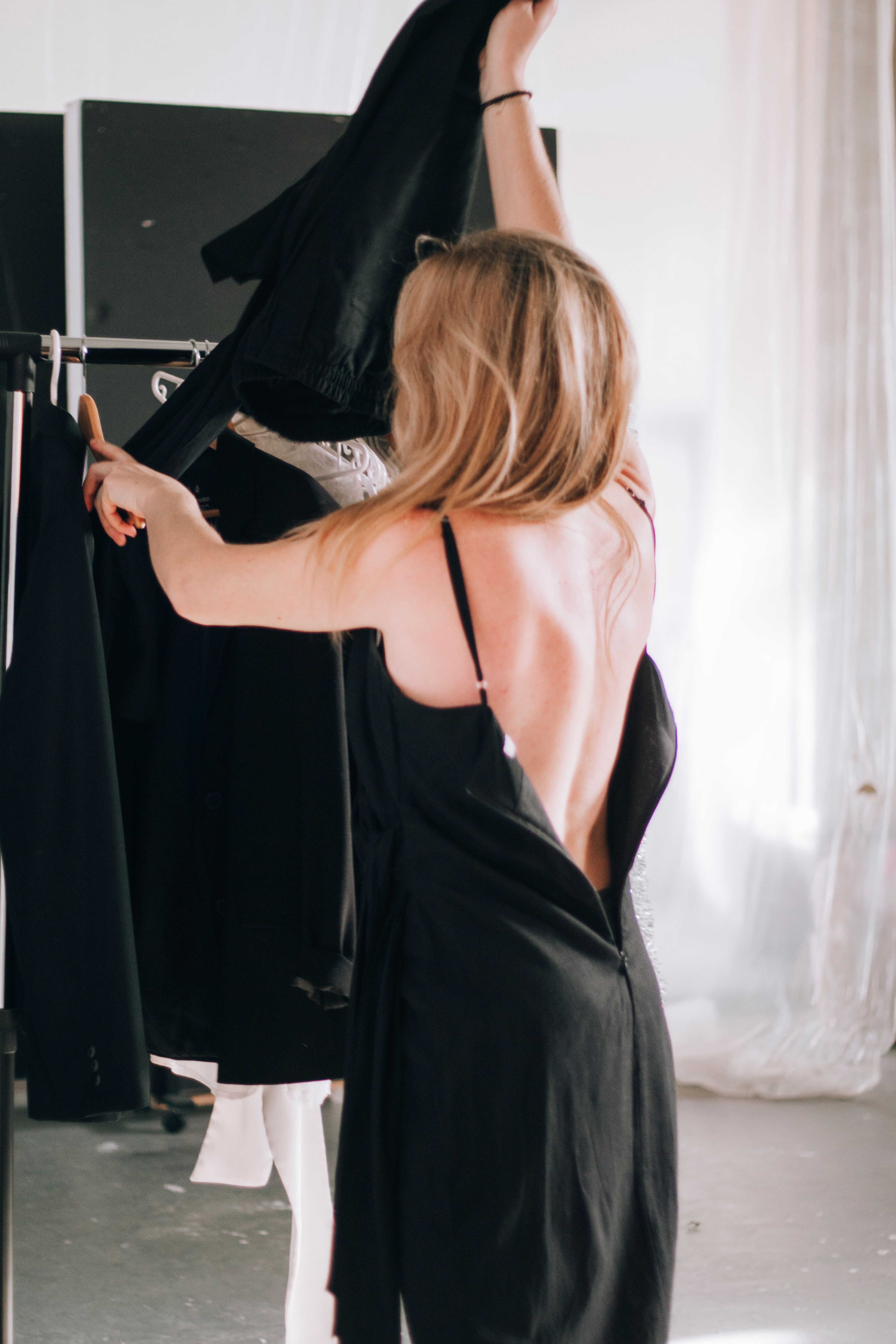 Mulher escolhendo roupas no guarda-roupa com tranquilidade